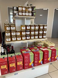 Miels et cubi de vin station-service Géraud Tampier
